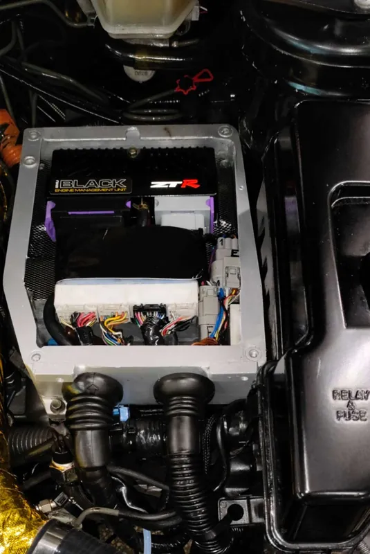 Electrical installation in the engine bay